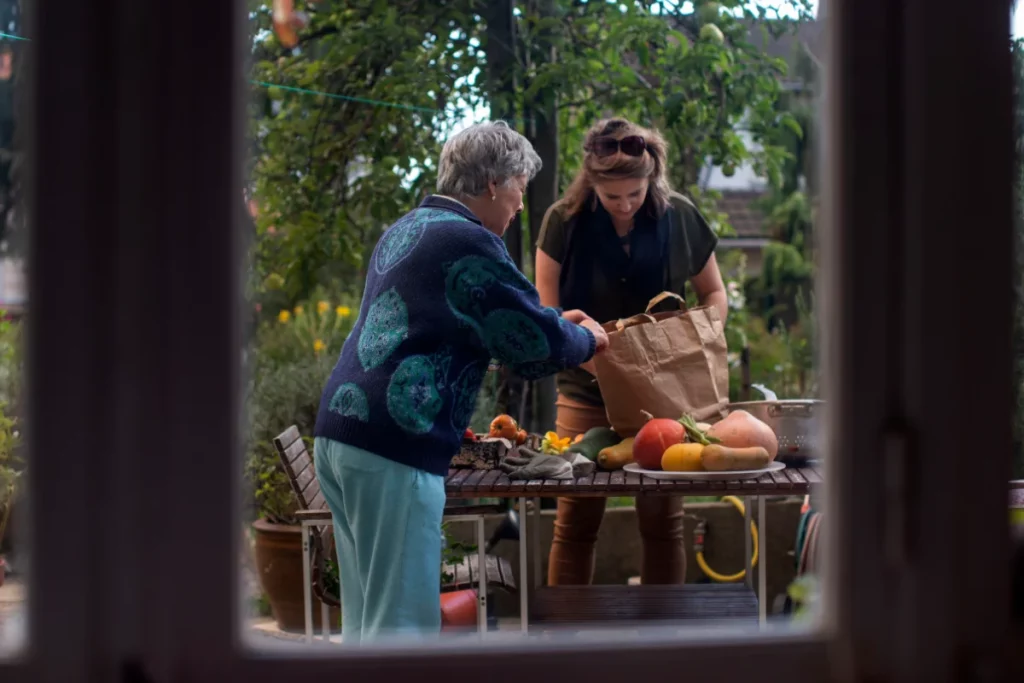 Julie et Maria co-jardinent