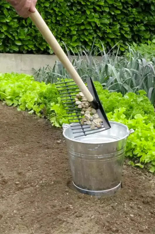 Le ramasse-cailloux créé par Jardin et Saisons